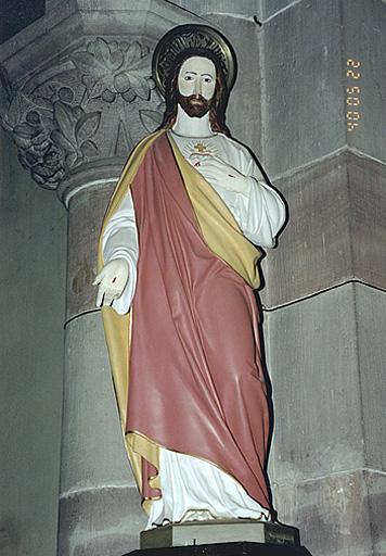 Vue d'ensemble de face d'une statue du sacré coeur de Jésus.