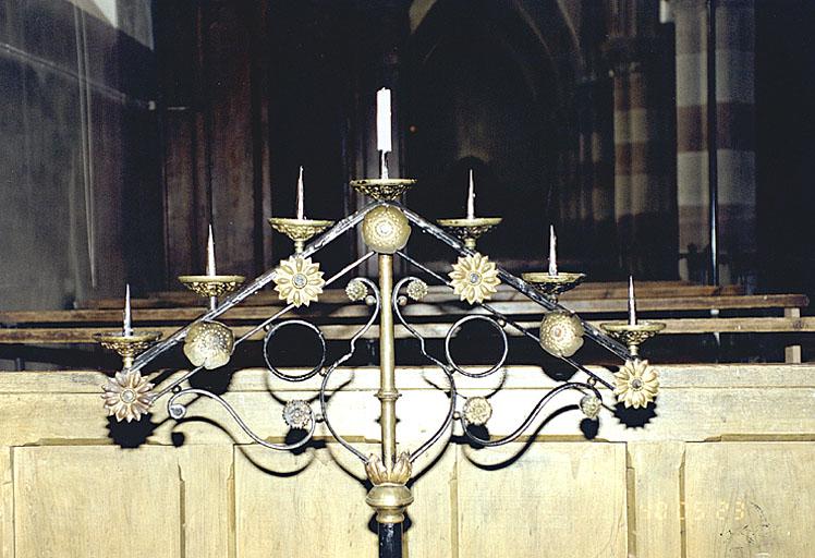 Vue d'ensemble d'un chandelier de choeur.