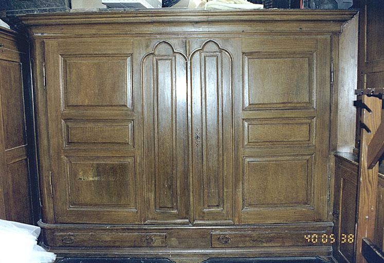 Vue d'ensemble de face d'une armoire.