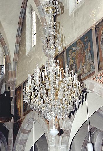 Vue d'ensemble d'un lustre d'église.