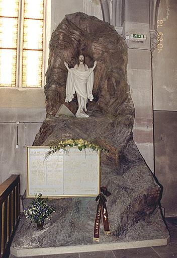 Vue d'ensemble d'un monument aux morts.