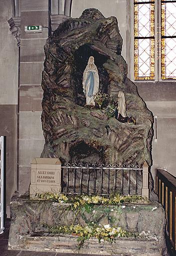 Vue d'ensemble d'une grotte de Lourdes.