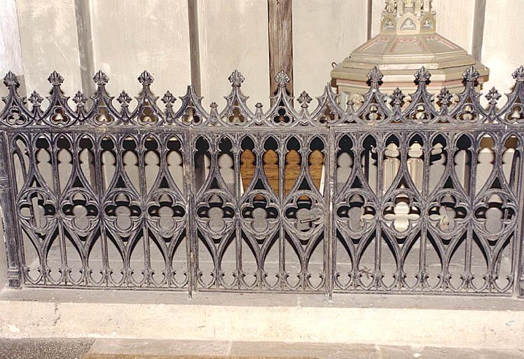 Vue d'ensemble de la clôture de fonts baptismaux.