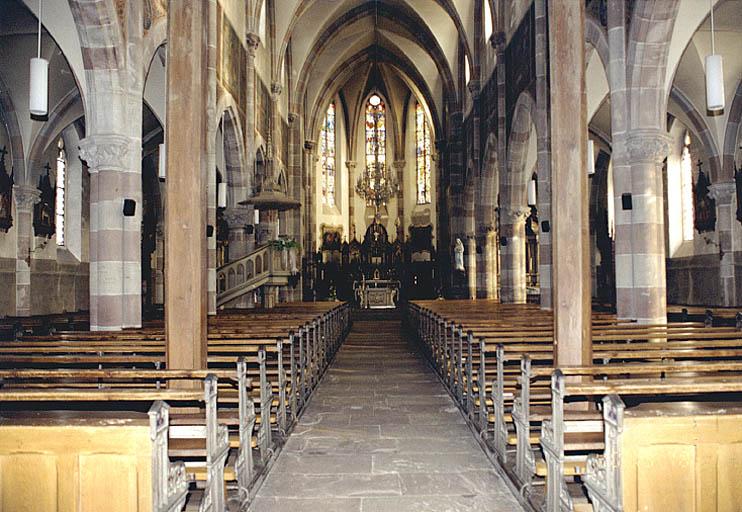 Vue des collatéraux, de la nef et du choeur, prise depuis la tribune d'orgue.