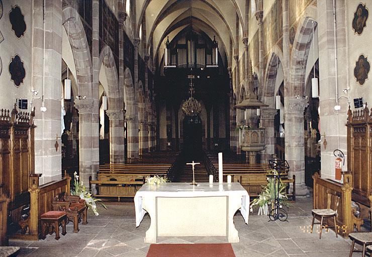 Vue de la nef, des collatéraux et la tribune d'orgue, prise depuis le choeur.