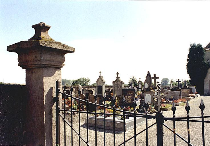 Vue du cimetière depuis le nord-ouest.