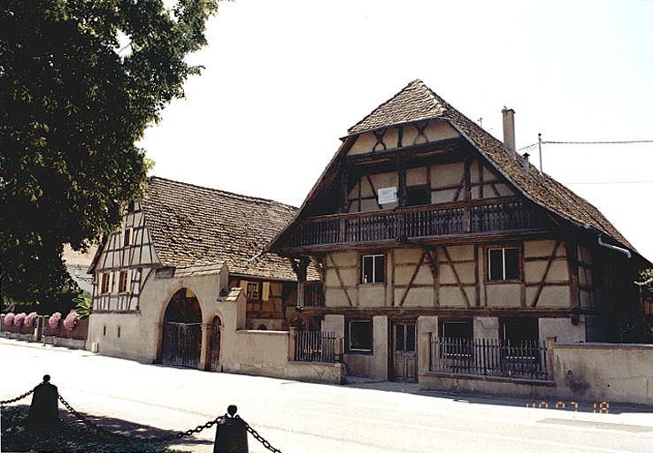 Vue d'ensemble de la ferme, prise depuis le nord-est.