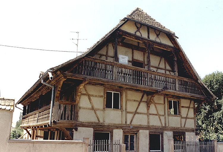 Vue en léger trois quarts du logis, de la loggia et de la coursière, prise depuis le sud-est.