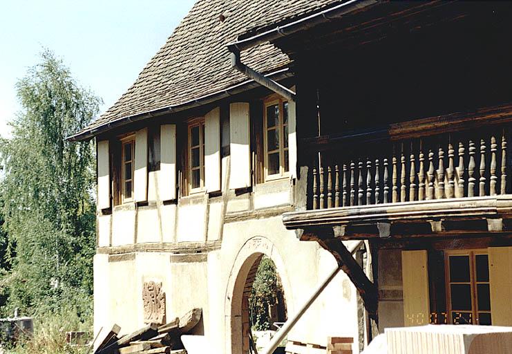 Vue en léger trois quarts de l'arrière du logis et de l'annexe accolée, prise depuis le sud-est.