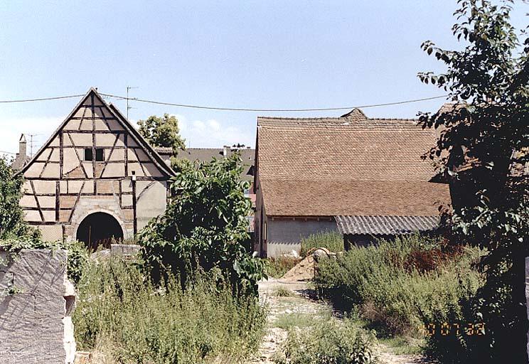 Vue d'ensemble de l'arrière de la ferme, prise depuis l'ouest.