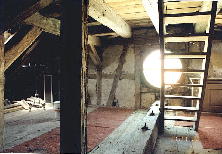 Vue de la structure en pan de bois du campagnile.