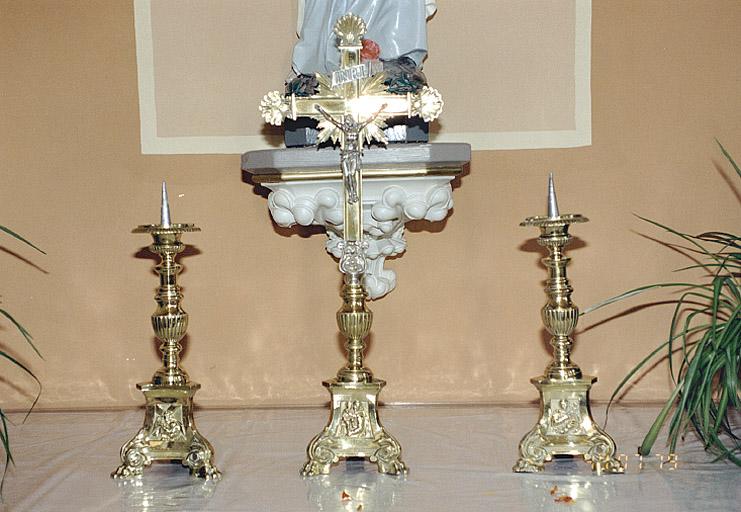 Vue d'ensemble des 4 chandeliers d'autel et des 2 croix d'autel.