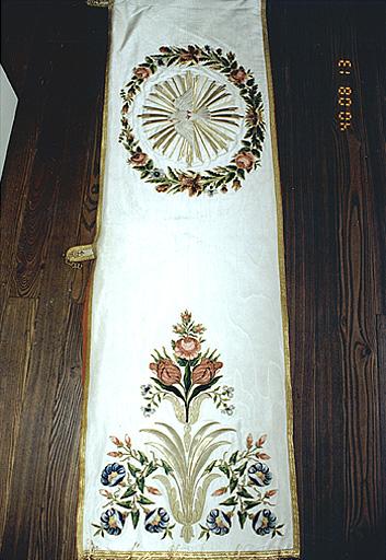 Garniture de dais de procession : détail du motif latéral.