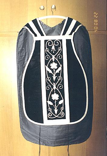 Vue d'ensemble de l'avers d'une chasuble (ornement noir).