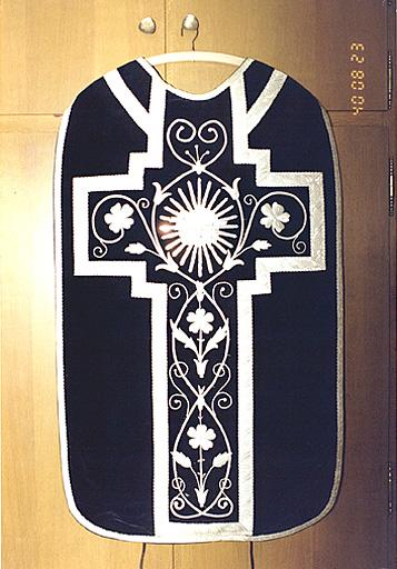 Vue d'ensemble du revers d'une chasuble (ornement noir).