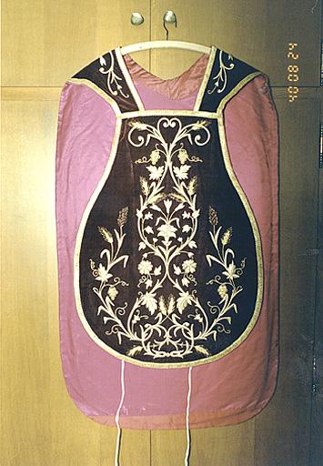 Vue d'ensemble de l'avers d'une chasuble (ornement rouge).