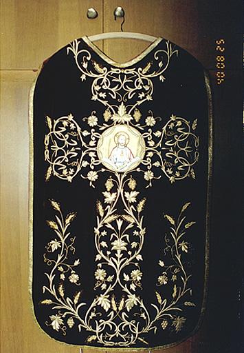 Vue d'ensemble du revers d'une chasuble (ornement rouge).