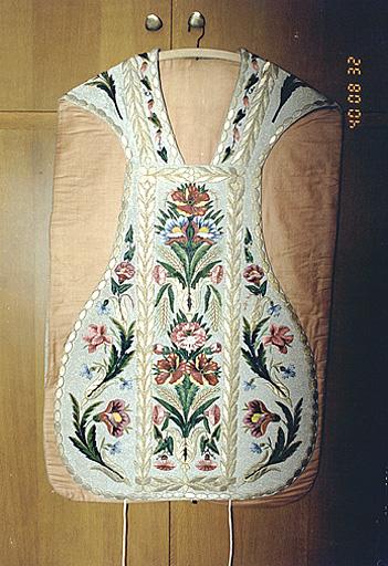 Vue d'ensemble de l'avers d'une chasuble (ornement blanc).