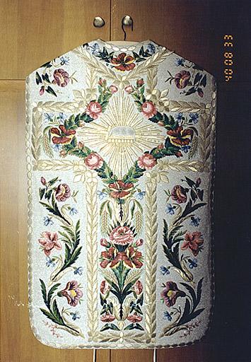 Vue d'ensemble du revers d'une chasuble (ornement blanc).