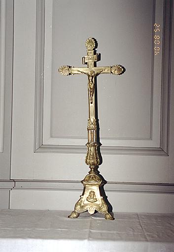 Vue d'ensemble d'une croix d'autel.