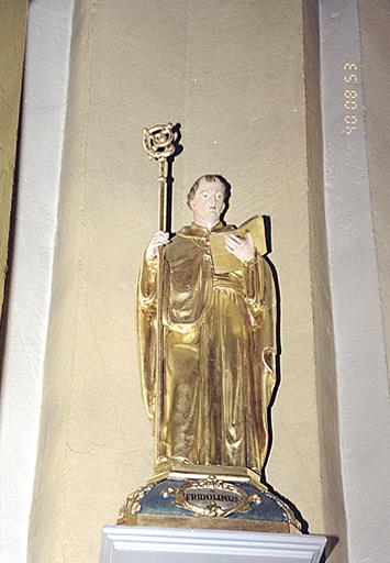 Vue d'ensemble d'une statue de saint Fridolin.