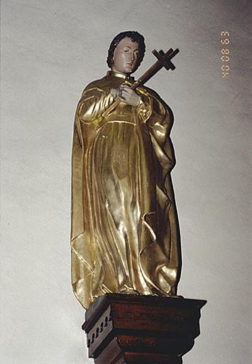 Vue d'ensemble d'une statue de saint Louis de Gonzague.