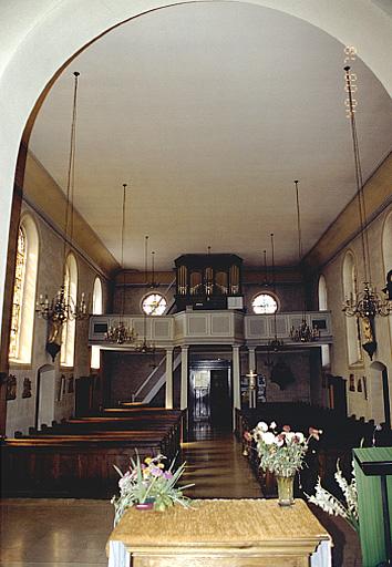 Vue intérieure de l'église depuis le choeur.