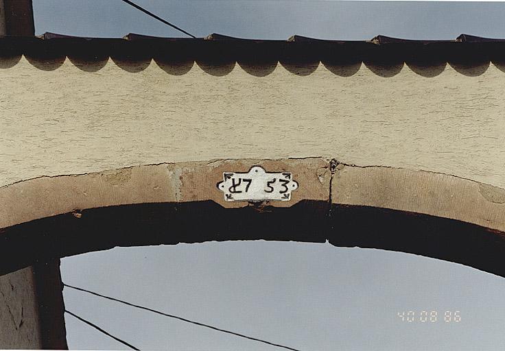 Vue de la date portée figurant sur la clef du porche charretier de la ferme No 12, rue de l'Eglise.