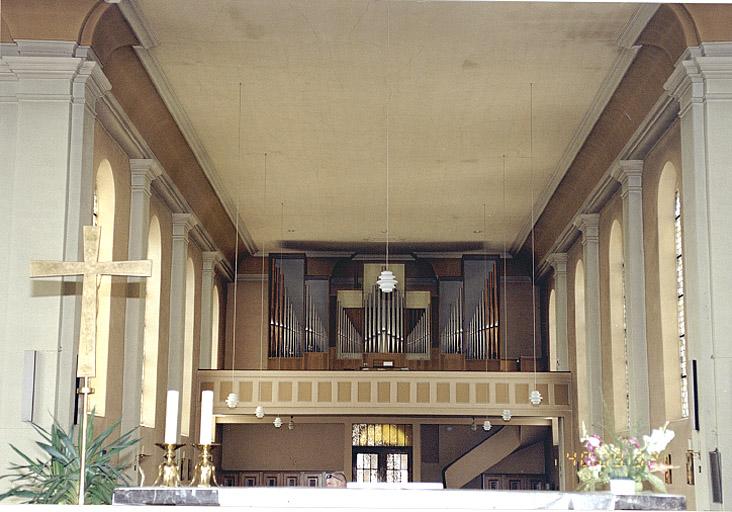 Vue de la nef et de la tribune d'orgue, prise depuis le choeur.