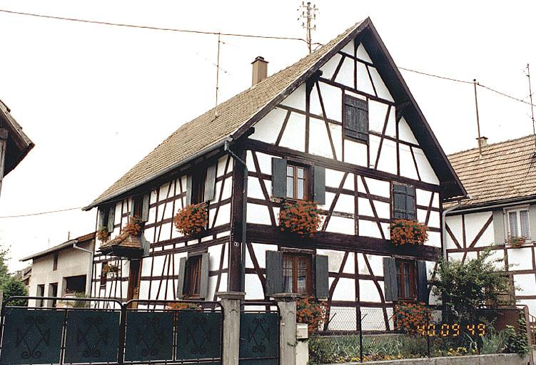 Vue de trois quarts du logis de la ferme No 8, rue de Bindernheim.