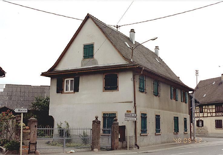 Vue de trois quarts du logis de la ferme No 67, rue Principale.