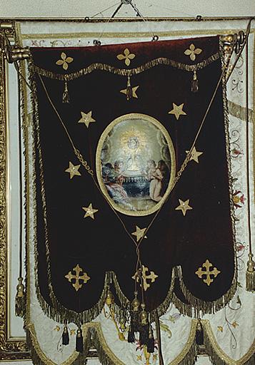 Vue d'ensemble de face d'une des 2 bannières, avec l'Adoration du Saint-Sacrement.