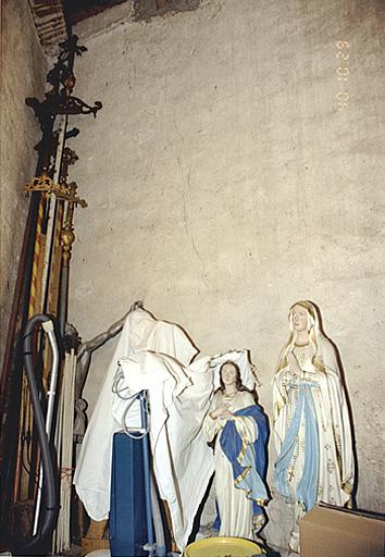 Vue d'ensemble des statues de l'Immaculée Conception (à gauche) et de la Vierge de Lourdes (à droite).