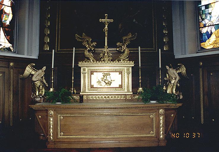 Vue d'ensemble de face de l'autel et du tabernacle.