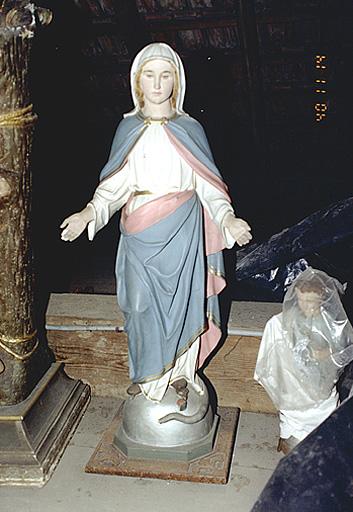 Vue d'ensemble d'une statue de l'Immaculée conception.