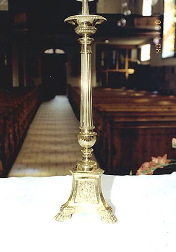 Vue d'ensemble d'un chandelier d'autel.