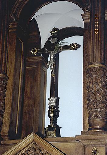 Vue d'ensemble d'une croix d'autel.