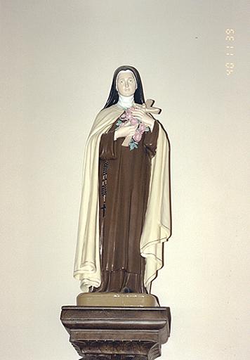 Vue d'ensemble de face d'une statue de sainte Thérèse de Lisieux.