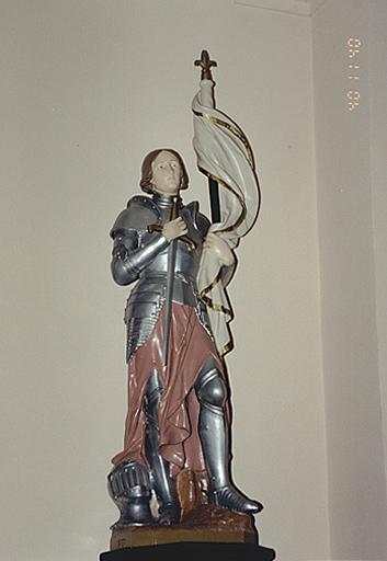 Vue d'ensemble de face d'une statue de sainte Jeanne d'Arc.