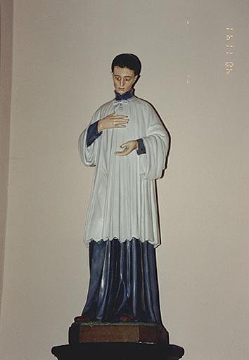 Vue d'ensemble de face d'une statue de saint Louis de Gonzague.