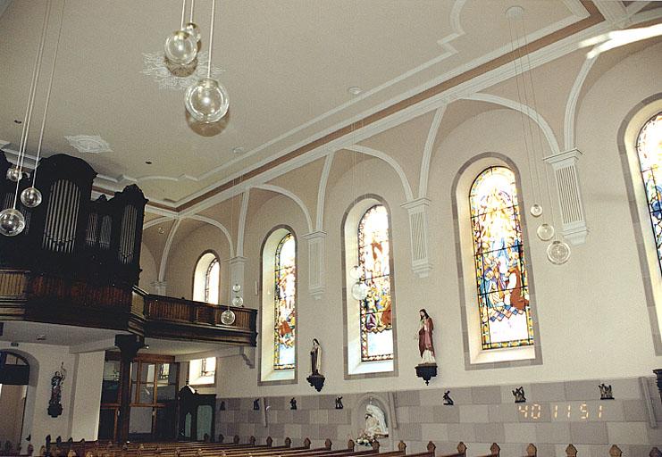 Vue du décor stucé au plafond et en bordure des murs gouttereaux de la nef.