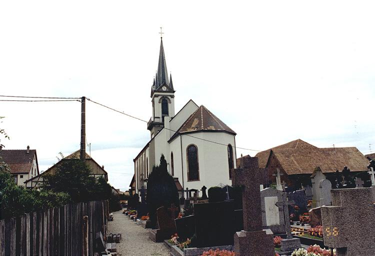 Vue d'ensemble de l'église et du cimetière depuis le nord-ouest.