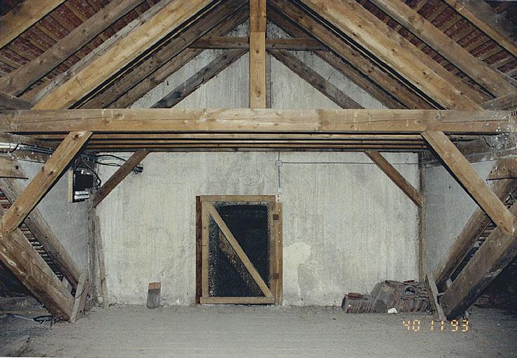 Vue du comble du vaisseau et de la face ouest de la tour clocher avec le tracé des toitures anciennes.