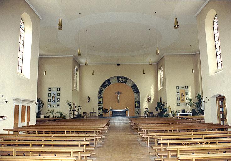 Vue de la nef, de la croisée de transept et du choeur, prise depuis la tribune d'orgue.