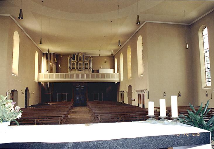 Vue de la nef, de la croisée de transept et de la tribune d'orgue, prise depuis le choeur.