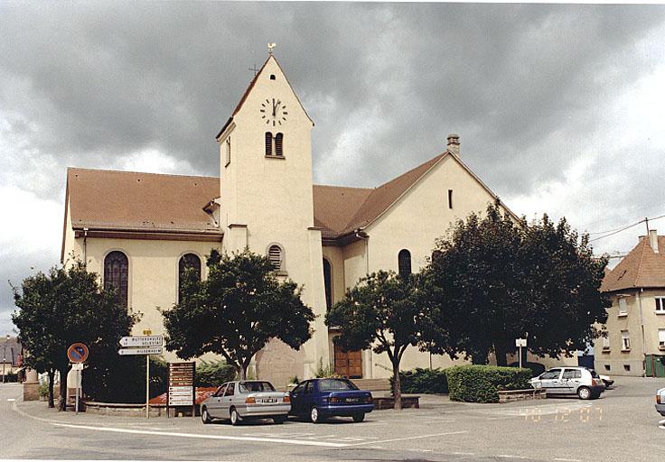 Vue d'ensemble de l'église, prise depuis le sud-est.