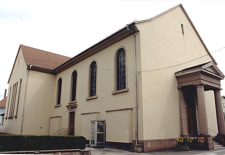 Vue en léger trois quarts du vaisseau, du bras ouest du transept et du portique d'entrée, prise depuis le sud-ouest.