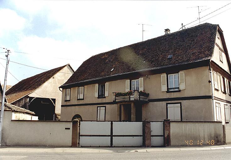 Vue des façades sur rue, prise depuis le sud-ouest.