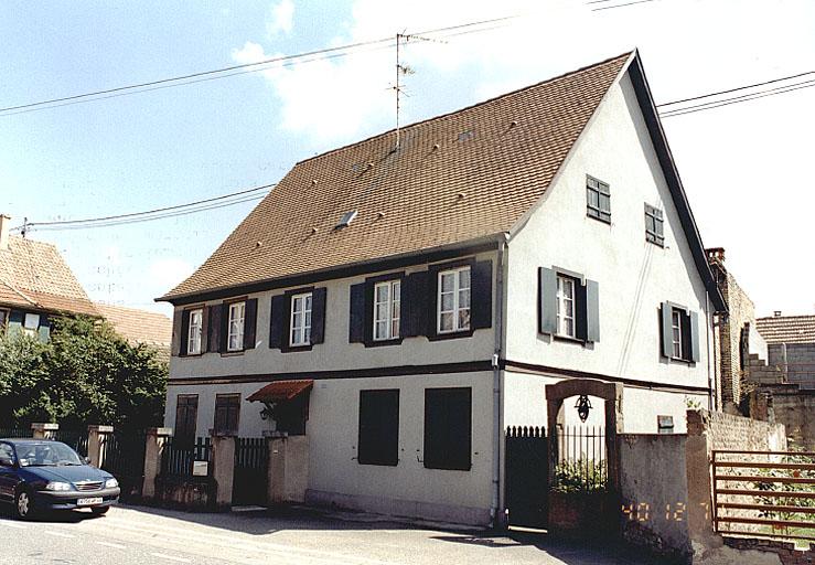 Vue des façades sur rue du logis, prise depuis le nord-ouest.