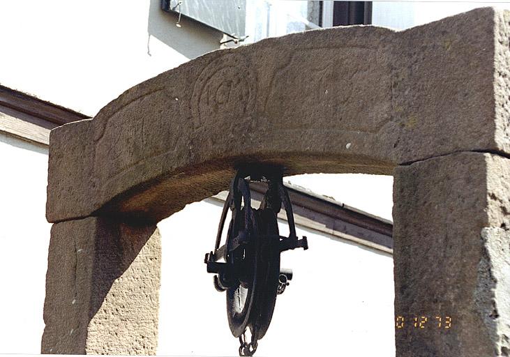 Vue de l' inscriptions sur le linteau du puits.